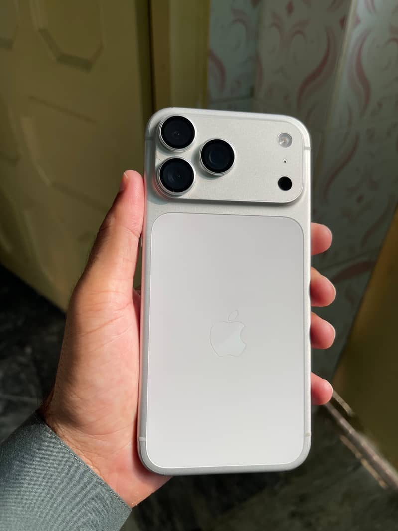 iPhone 17 pro max 1