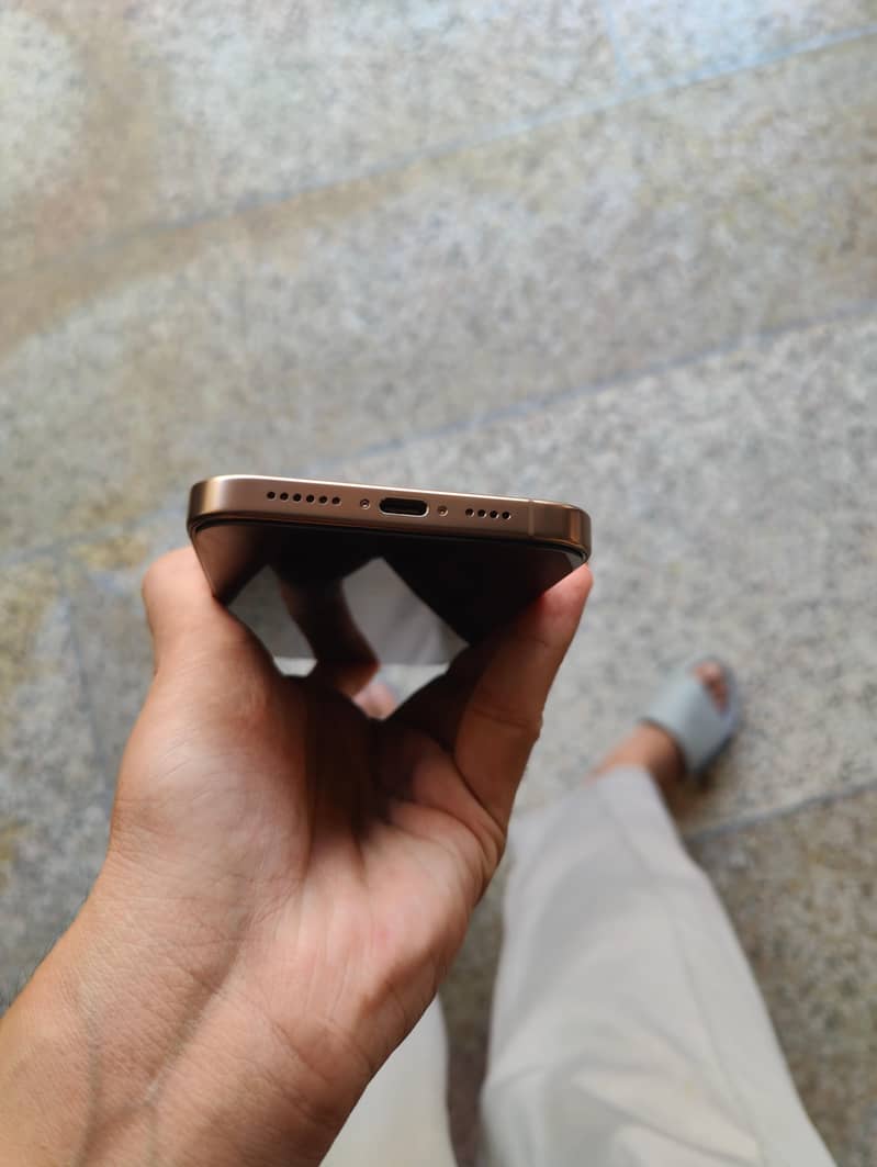 Apple iPhone 16 Pro Max 6