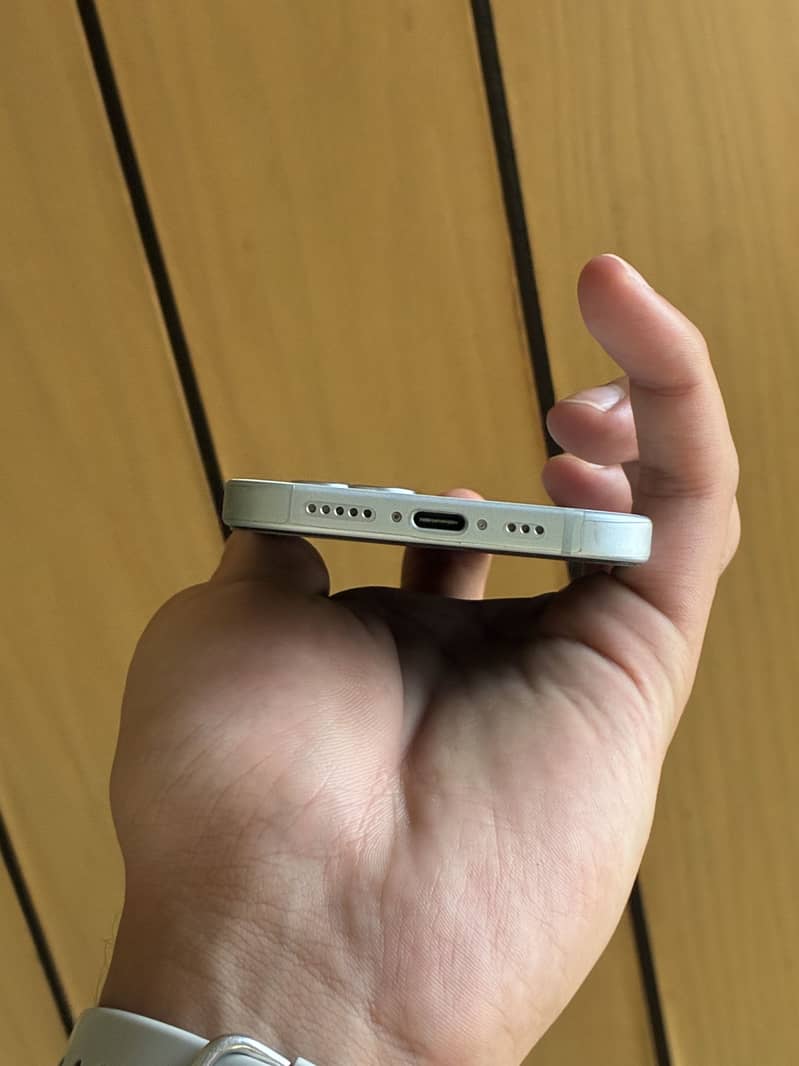 Apple iPhone 15 4