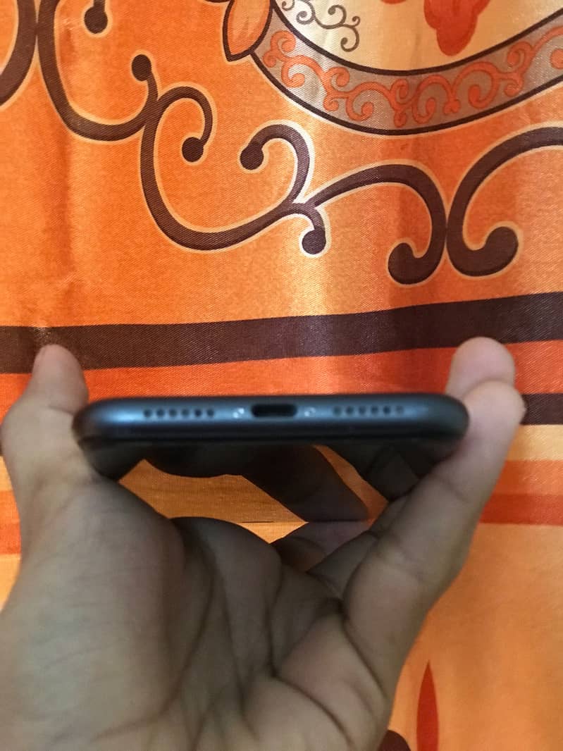 Apple iPhone 11 4