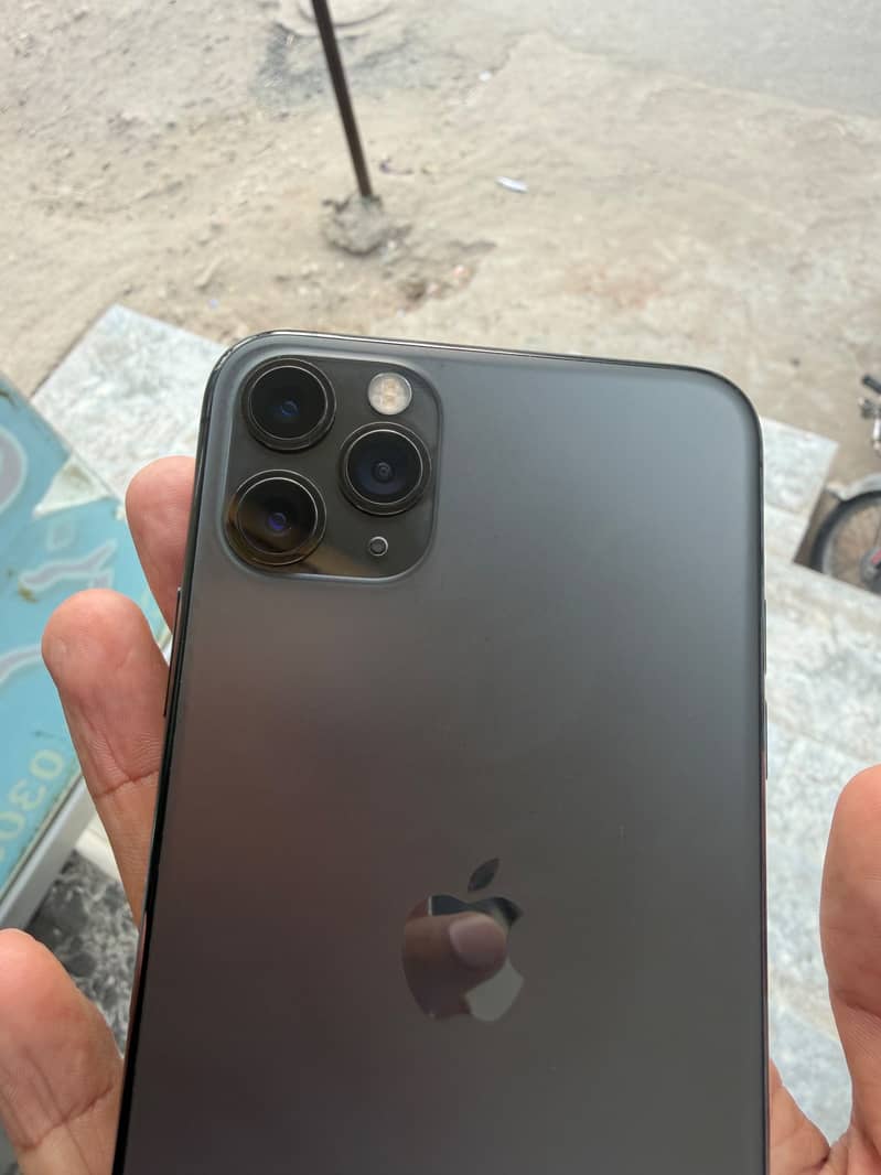 Apple iPhone 11 Pro Max 4