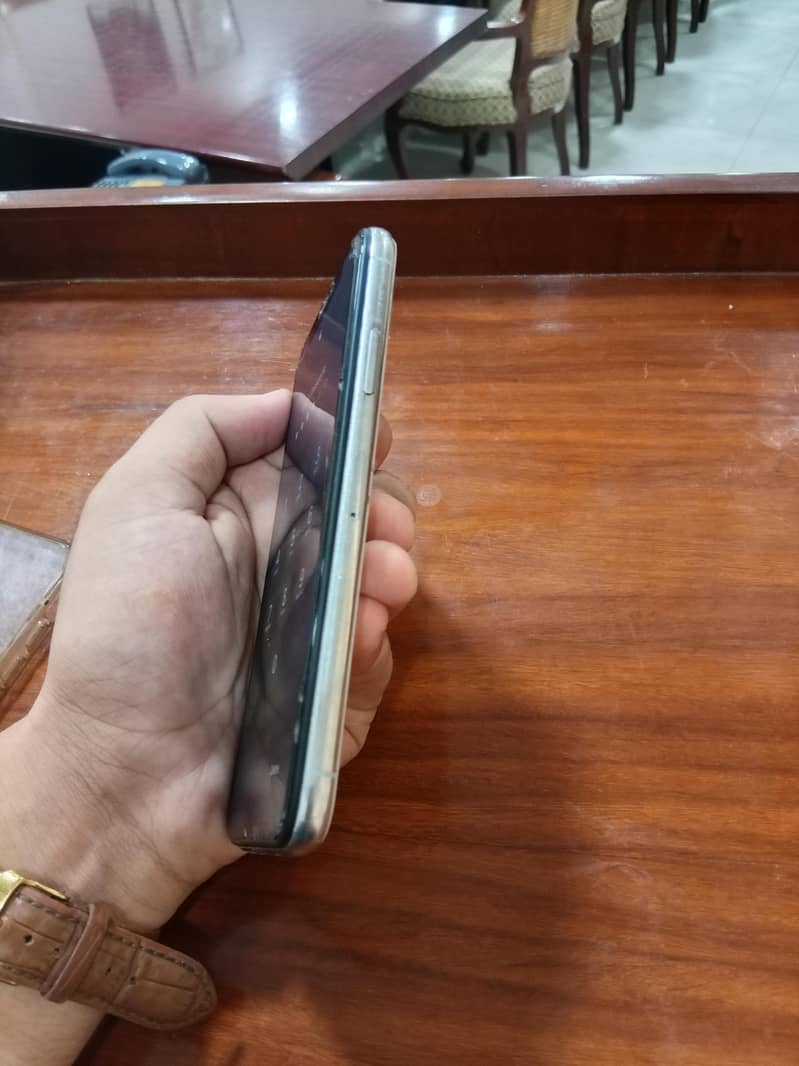 Apple iPhone X 3