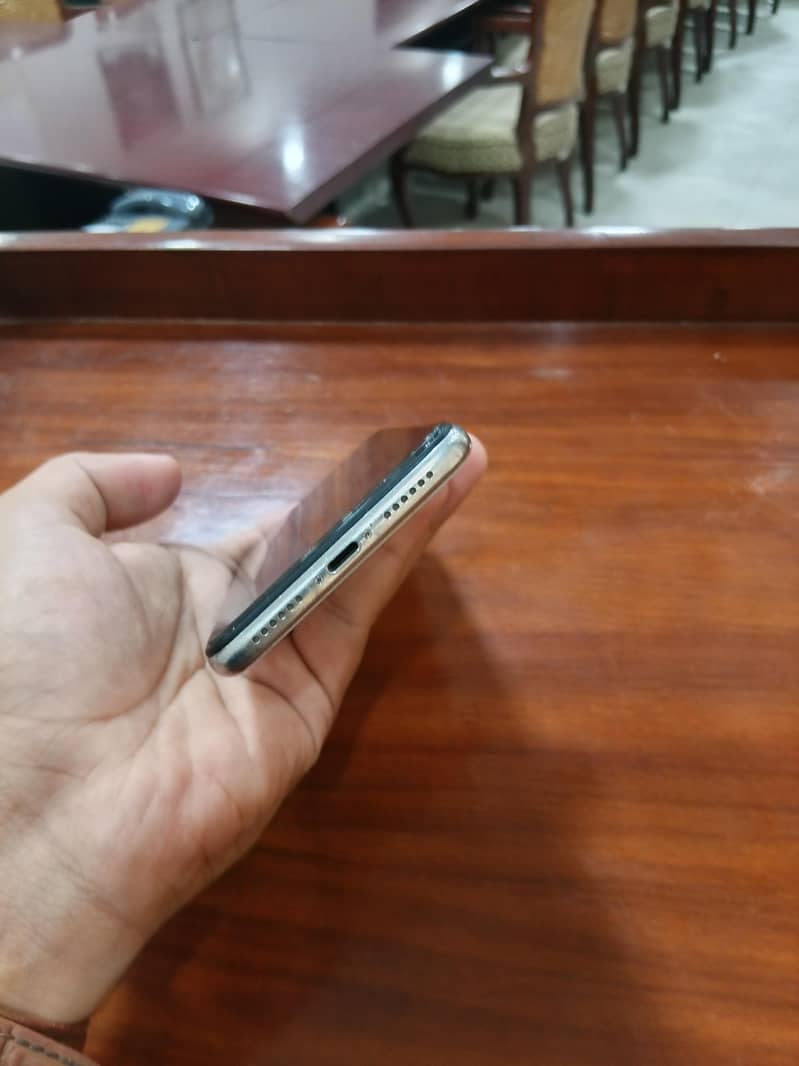 Apple iPhone X 4