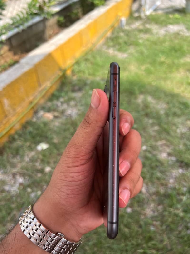 Apple iPhone 11 3