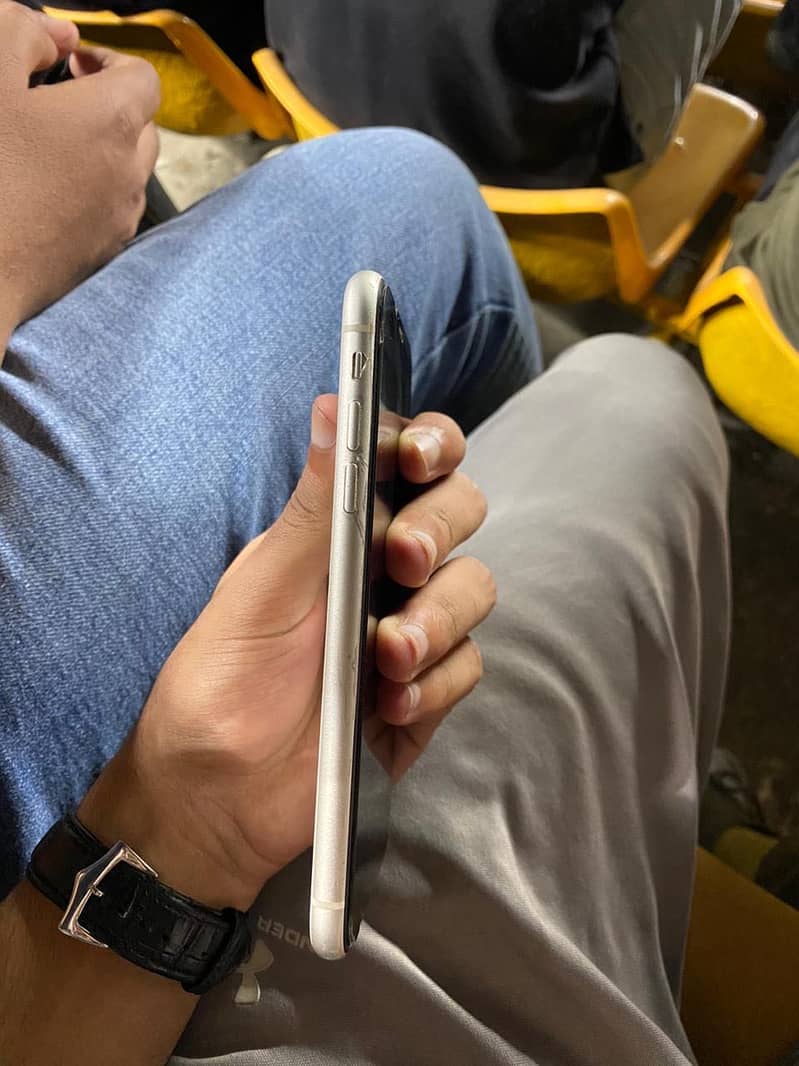 Apple iPhone 11 3