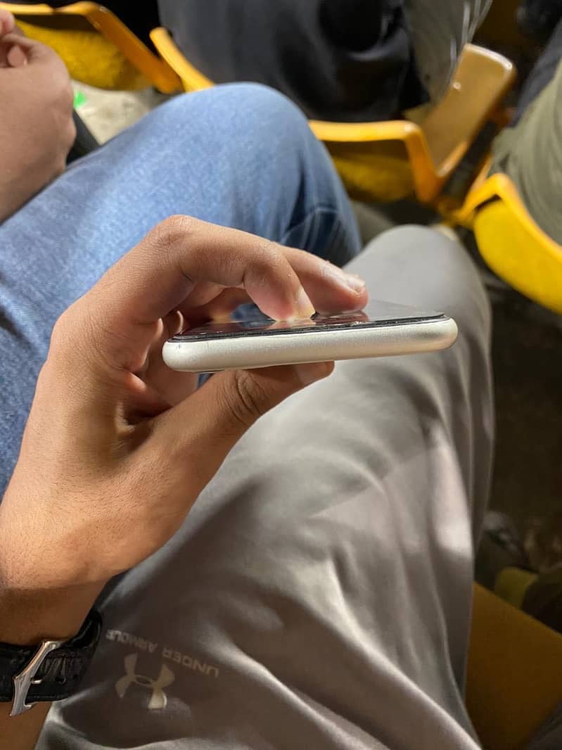 Apple iPhone 11 4