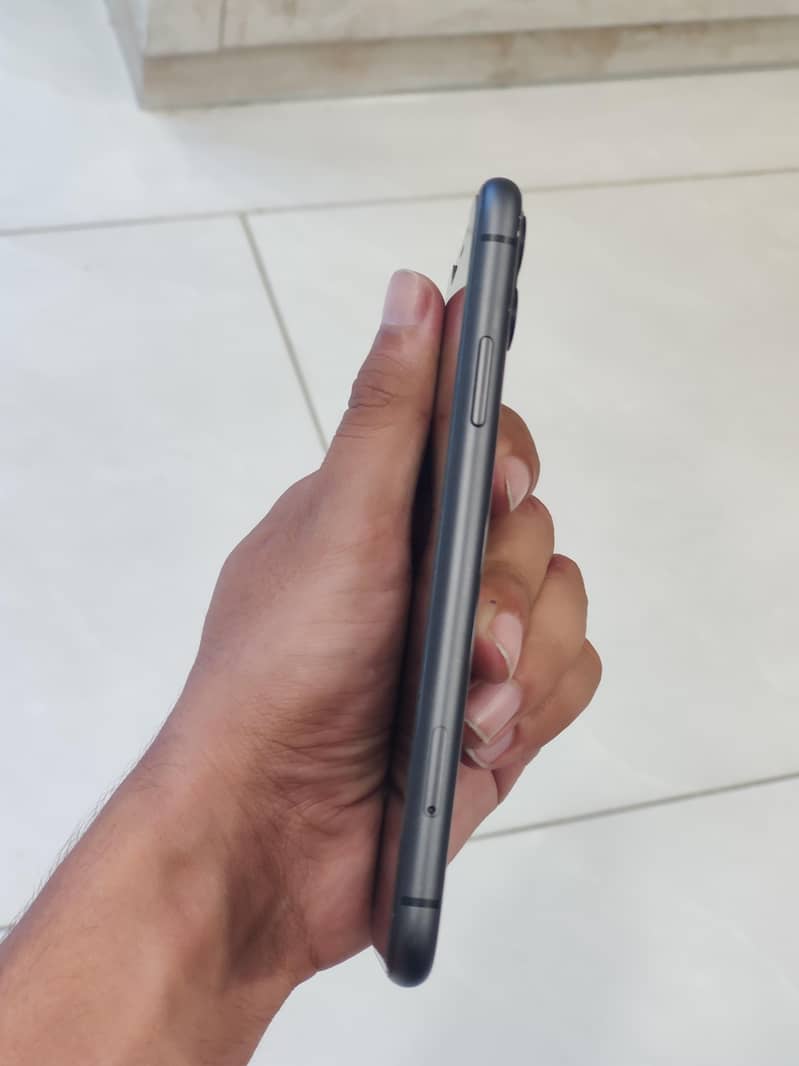 Apple iPhone 11 4