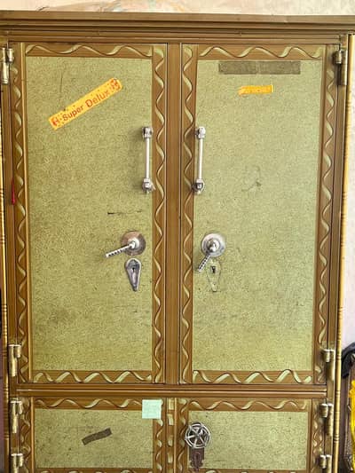 Bistr almari big or kaproon wali almari urgent sale