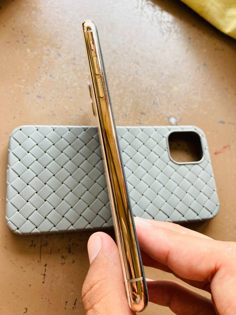 Apple iPhone 11 Pro Max 2