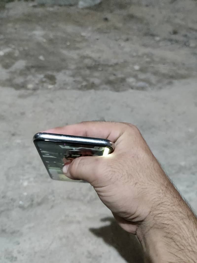 Apple iPhone X 4