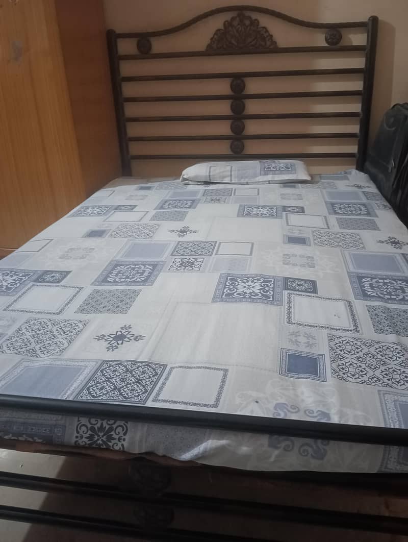 iron bed 0