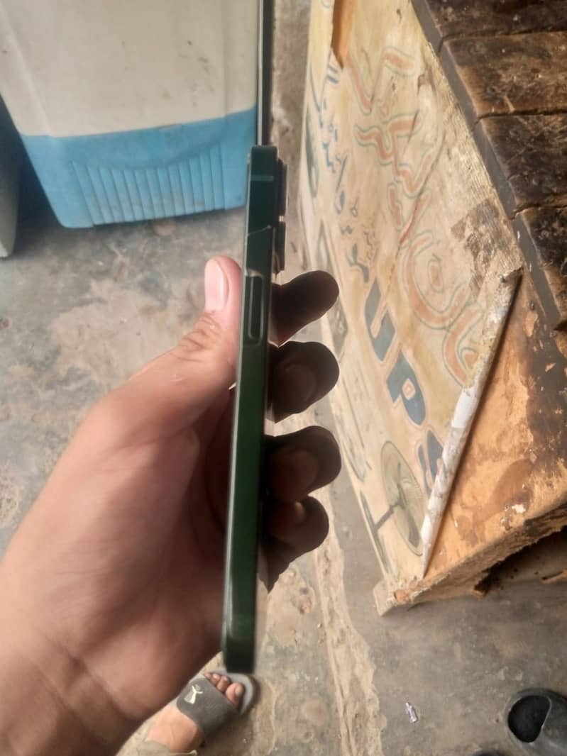 Apple iPhone 13 0