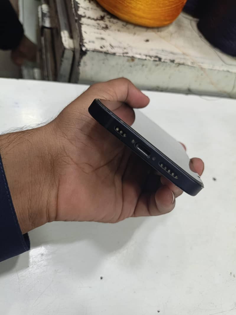 Apple iPhone 12 4