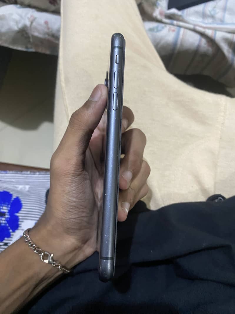 Apple iPhone 11 3
