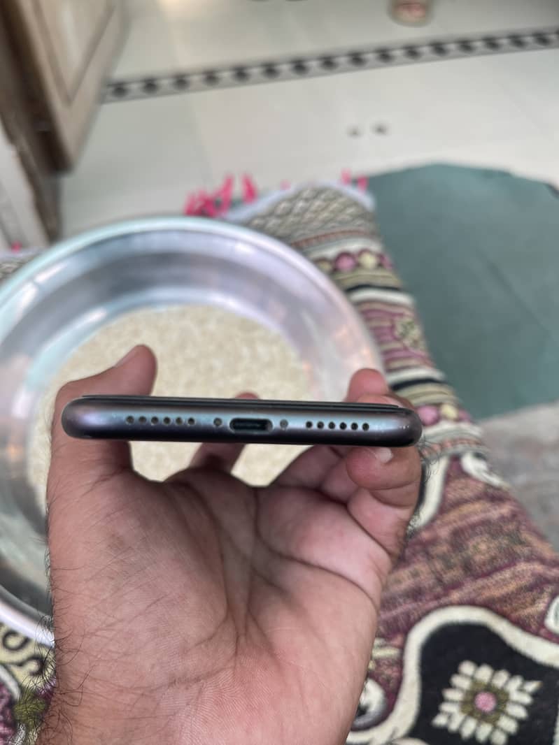 Apple iPhone 11 4