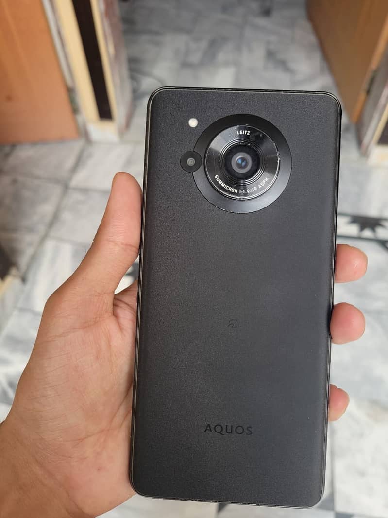 Sharp Aquos r7 1