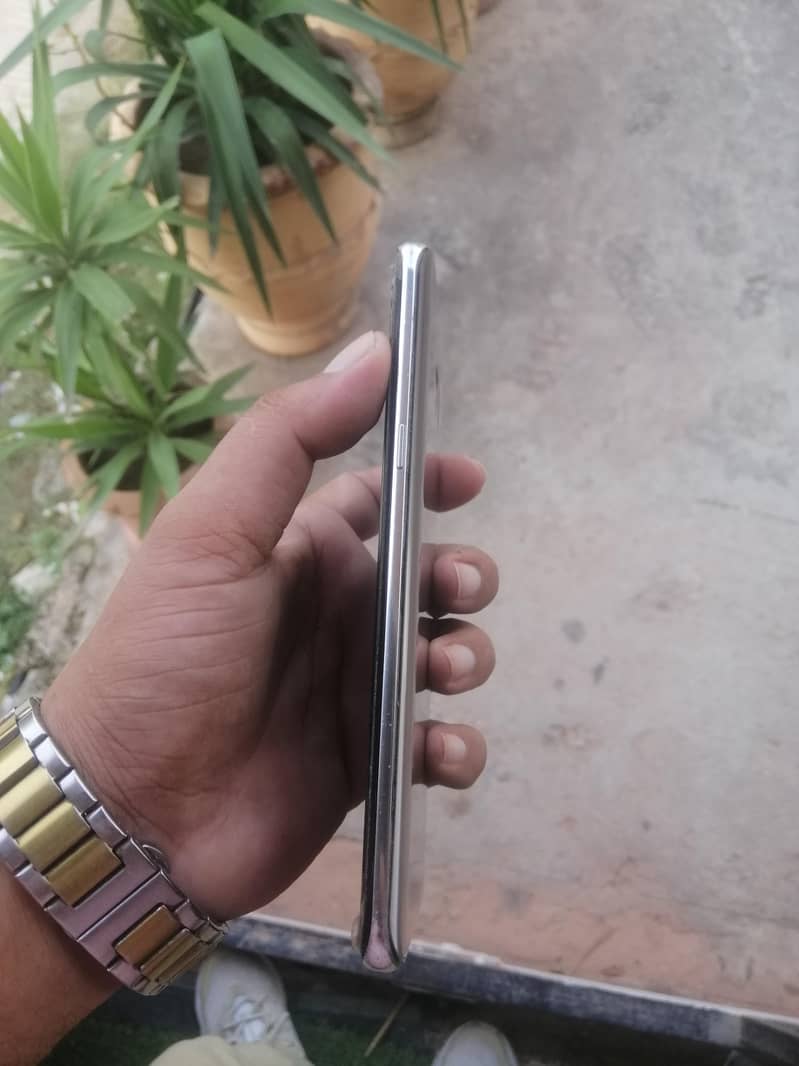 Samsung Mobile S8 Plus 3