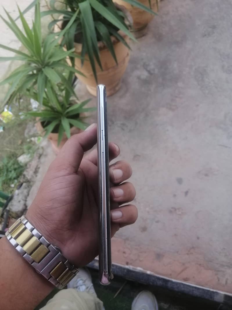 Samsung Mobile S8 Plus 4