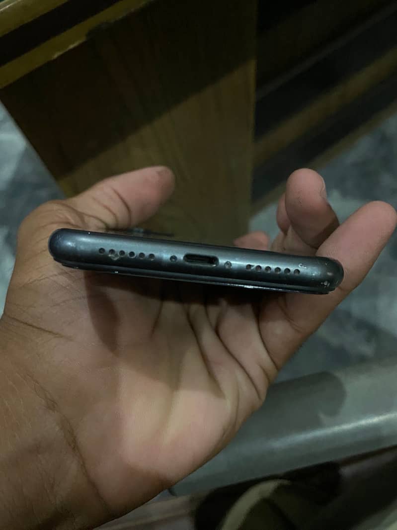Apple iPhone 11 4