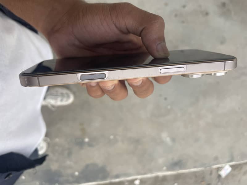 Apple iPhone 16 Pro Max 1