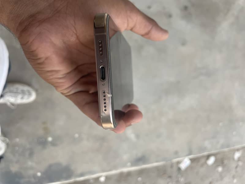 Apple iPhone 16 Pro Max 4