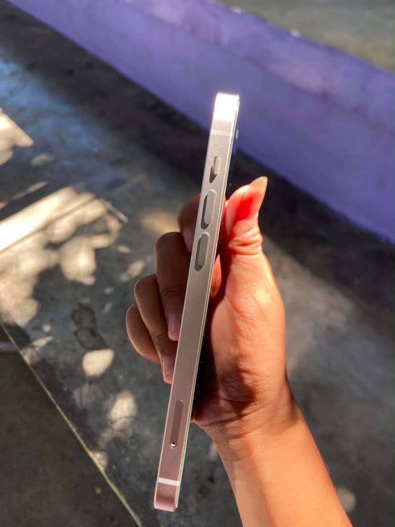 Apple iPhone 12 4