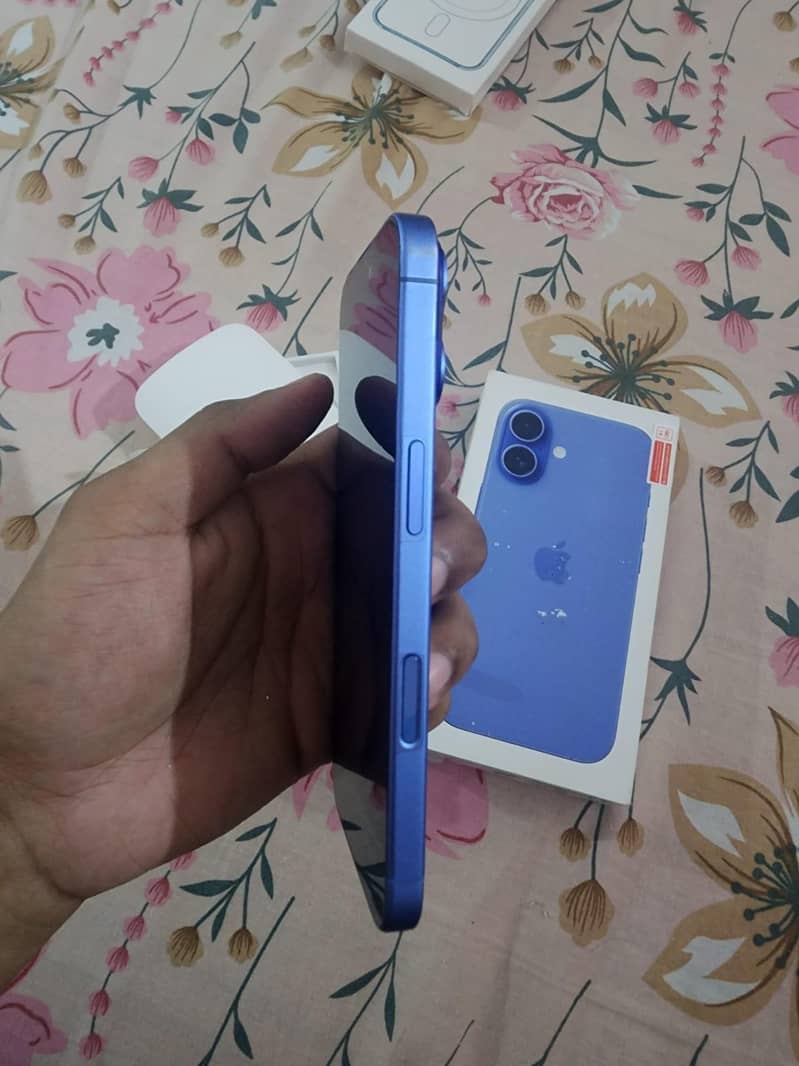 Apple iPhone 16 4