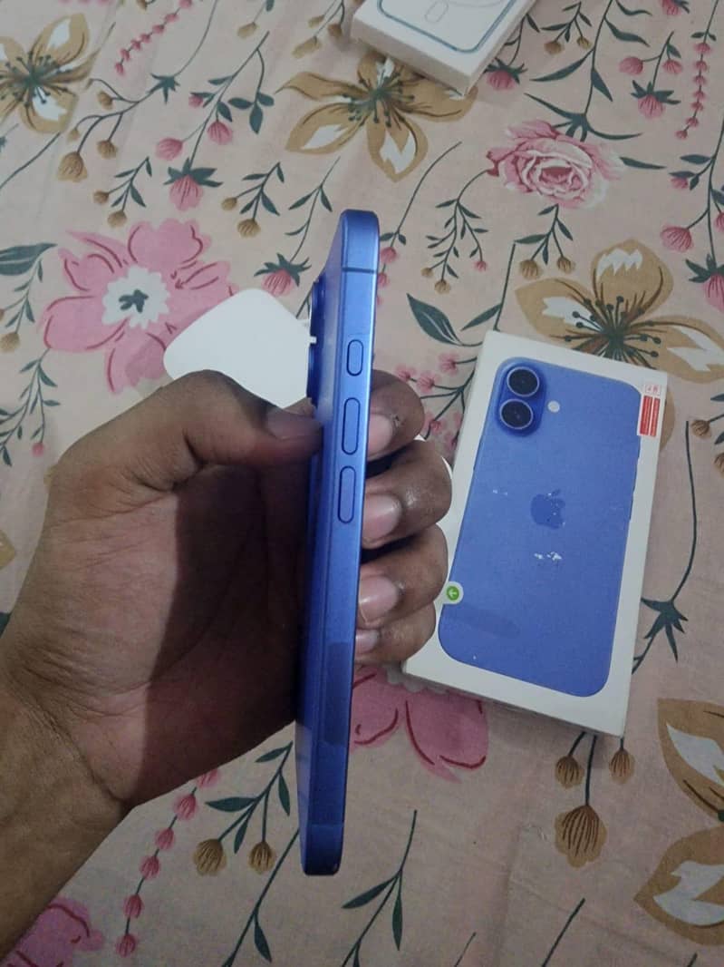 Apple iPhone 16 7