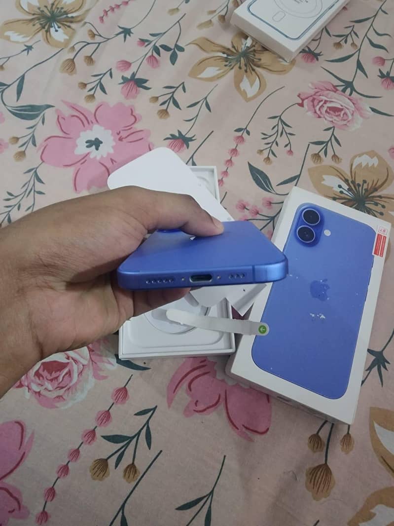 Apple iPhone 16 8
