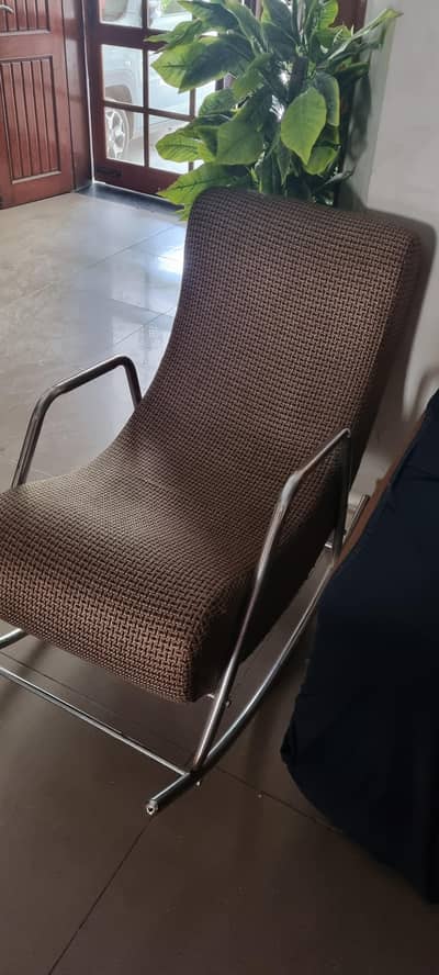 Brown Relaxing Chair for Sale – Good Condition
