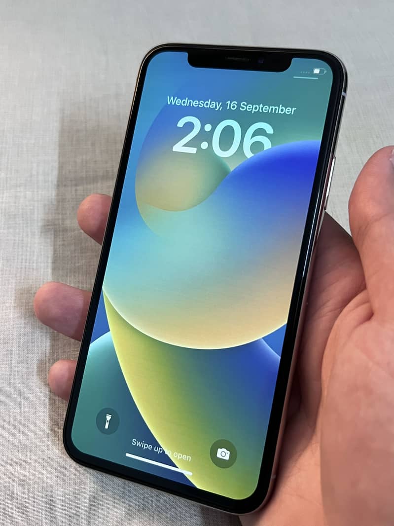 Apple iPhone X 4