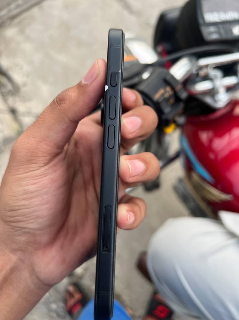 Apple iPhone 16 2