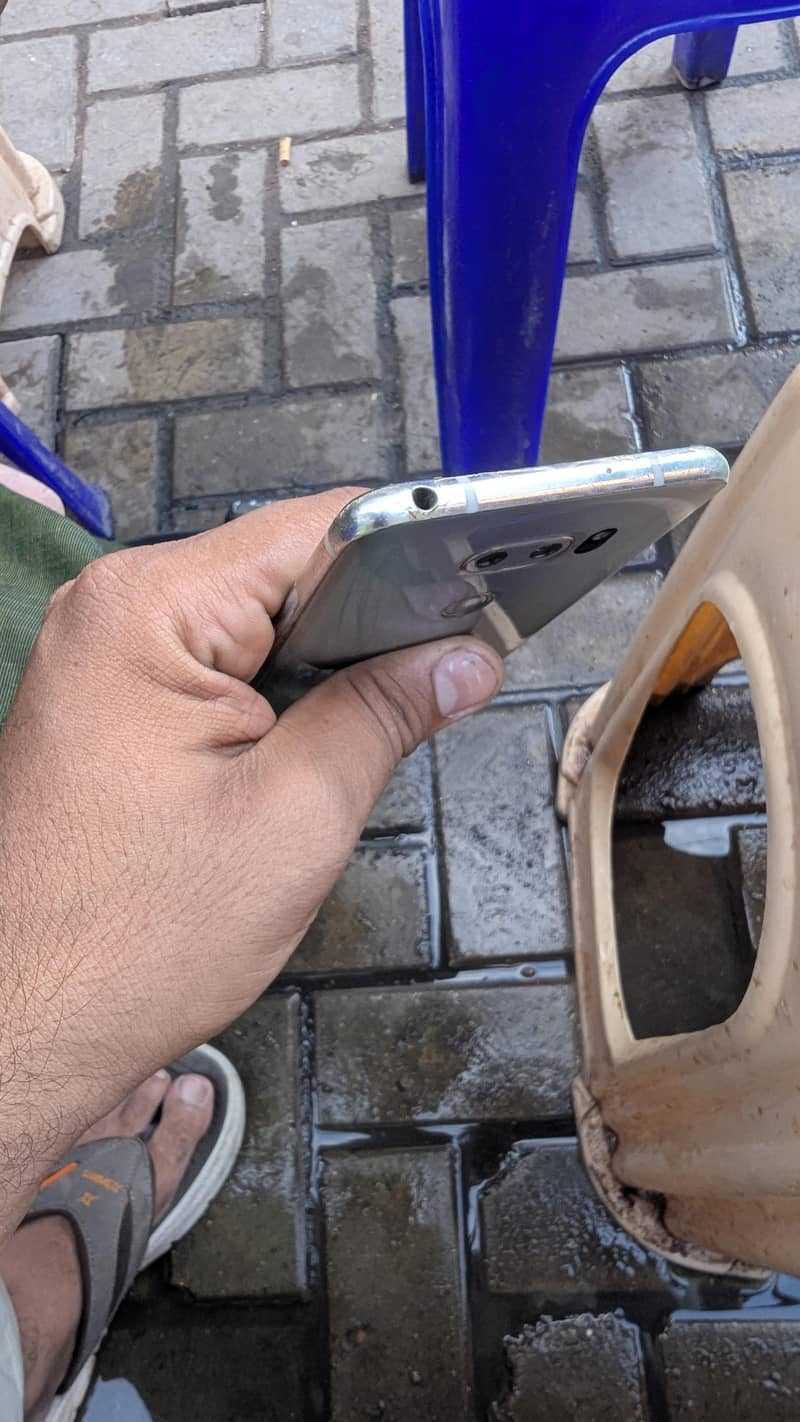 LG V30 Plus 2