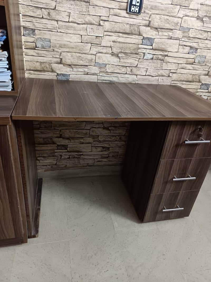 Customise Table & Bookshelf 4