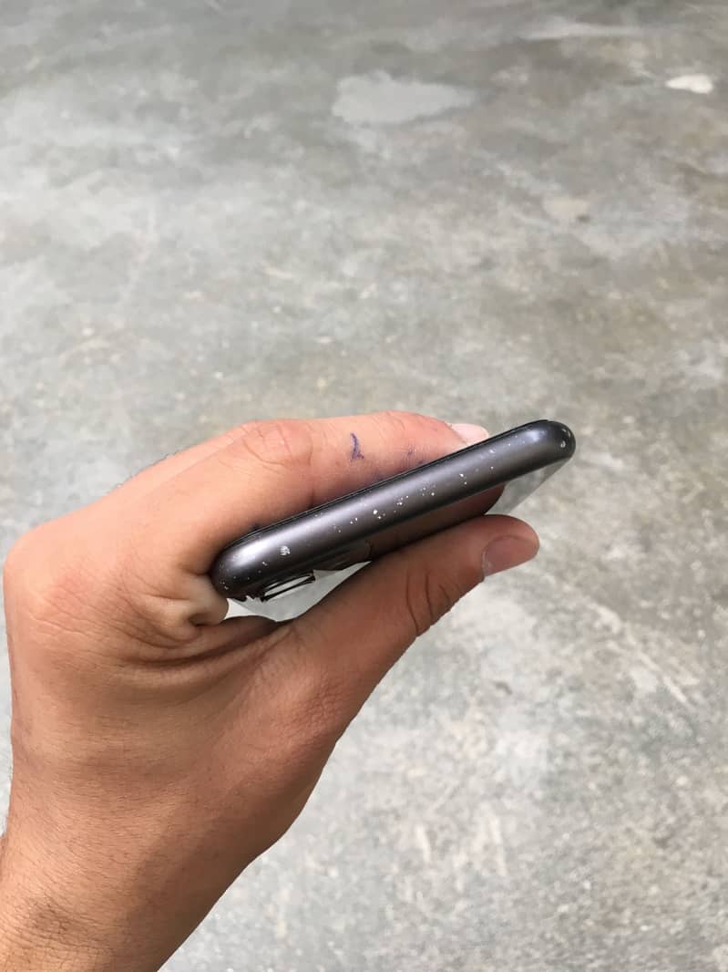 Apple iPhone 11 3