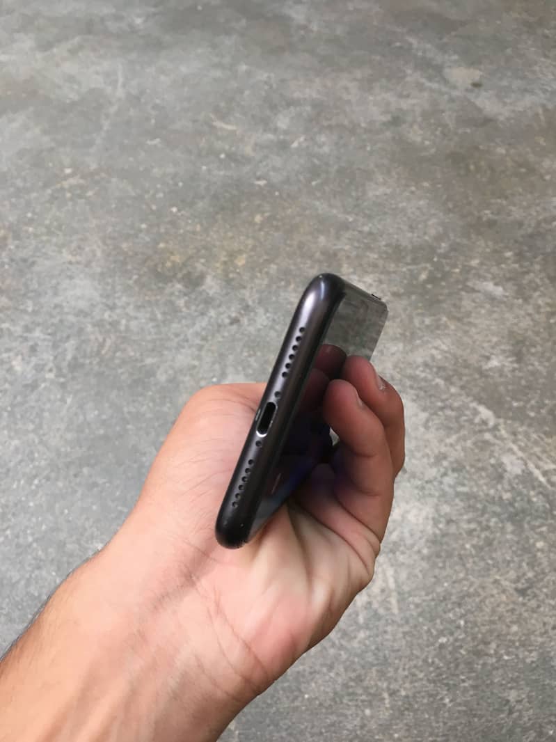 Apple iPhone 11 4