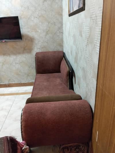 Dewan good condition lakri bohat achi wali use ki hui hai
