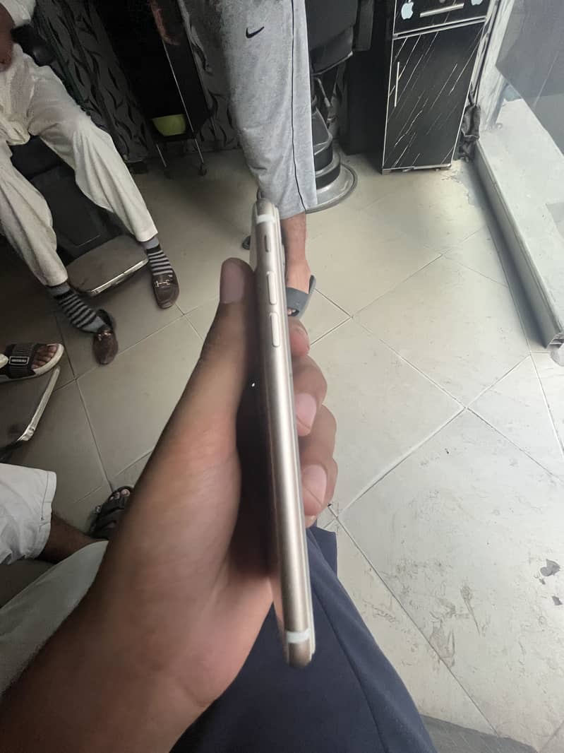 Apple iPhone 7 4