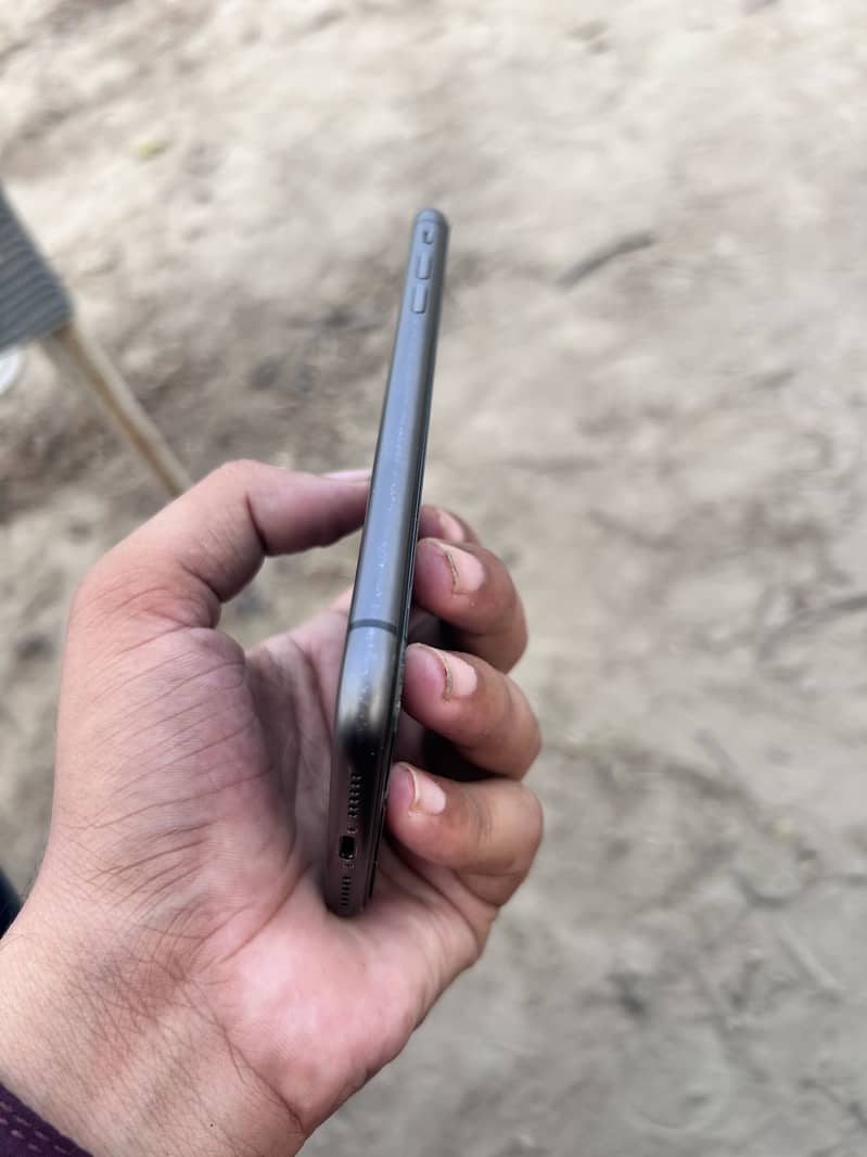 Apple iPhone 11 4