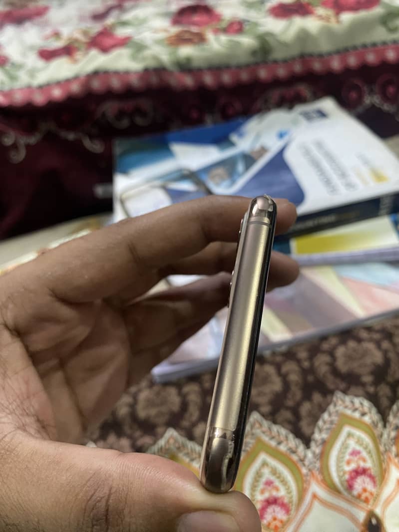 Apple iPhone 11 Pro Max 7