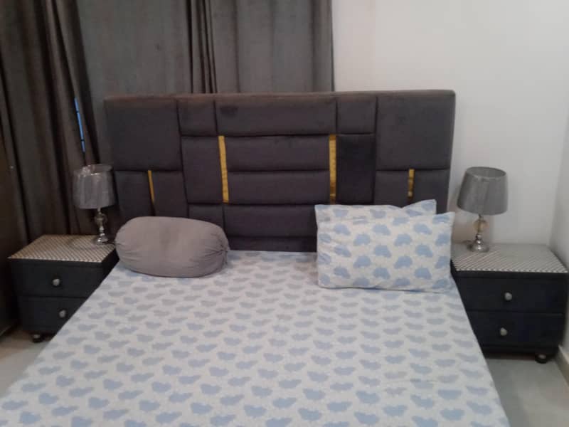 1 bed and 2 side table 0