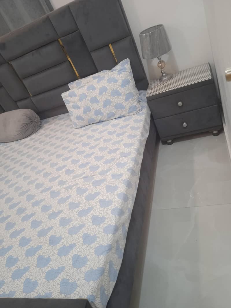 1 bed and 2 side table 1