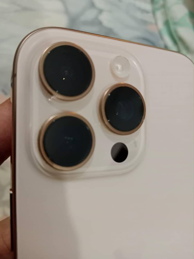 Apple iPhone 16 Pro 0