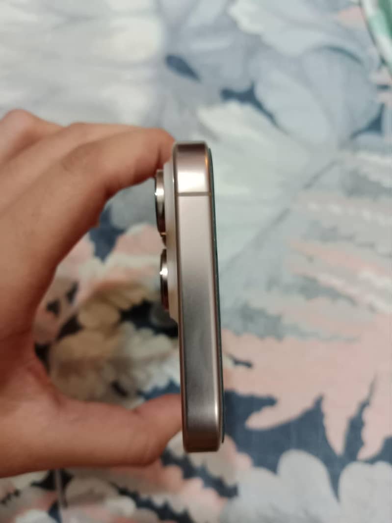 Apple iPhone 16 Pro 1