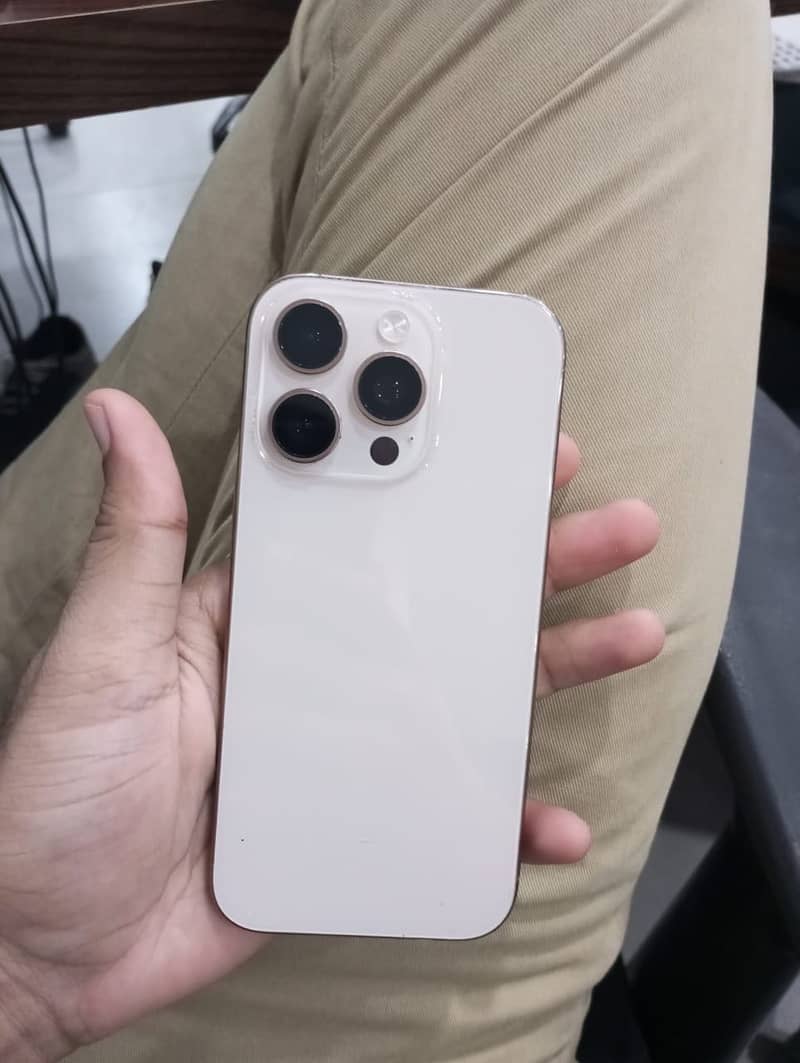 Apple iPhone 16 Pro 0