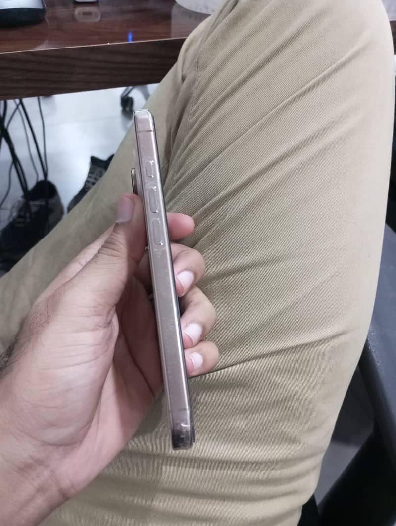 Apple iPhone 16 Pro 1