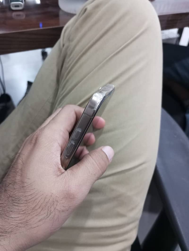Apple iPhone 16 Pro 4