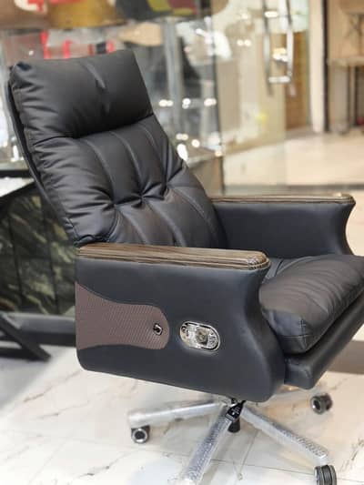 Executive High Back Office Chair – Premium Leather – Wooden Armrests