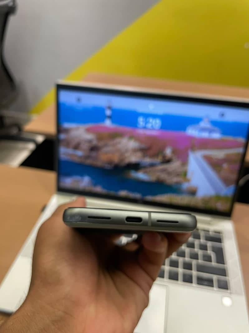 Google Pixel 8 4