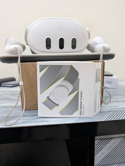 Quest 3 512 GB with body tracker and charging doc